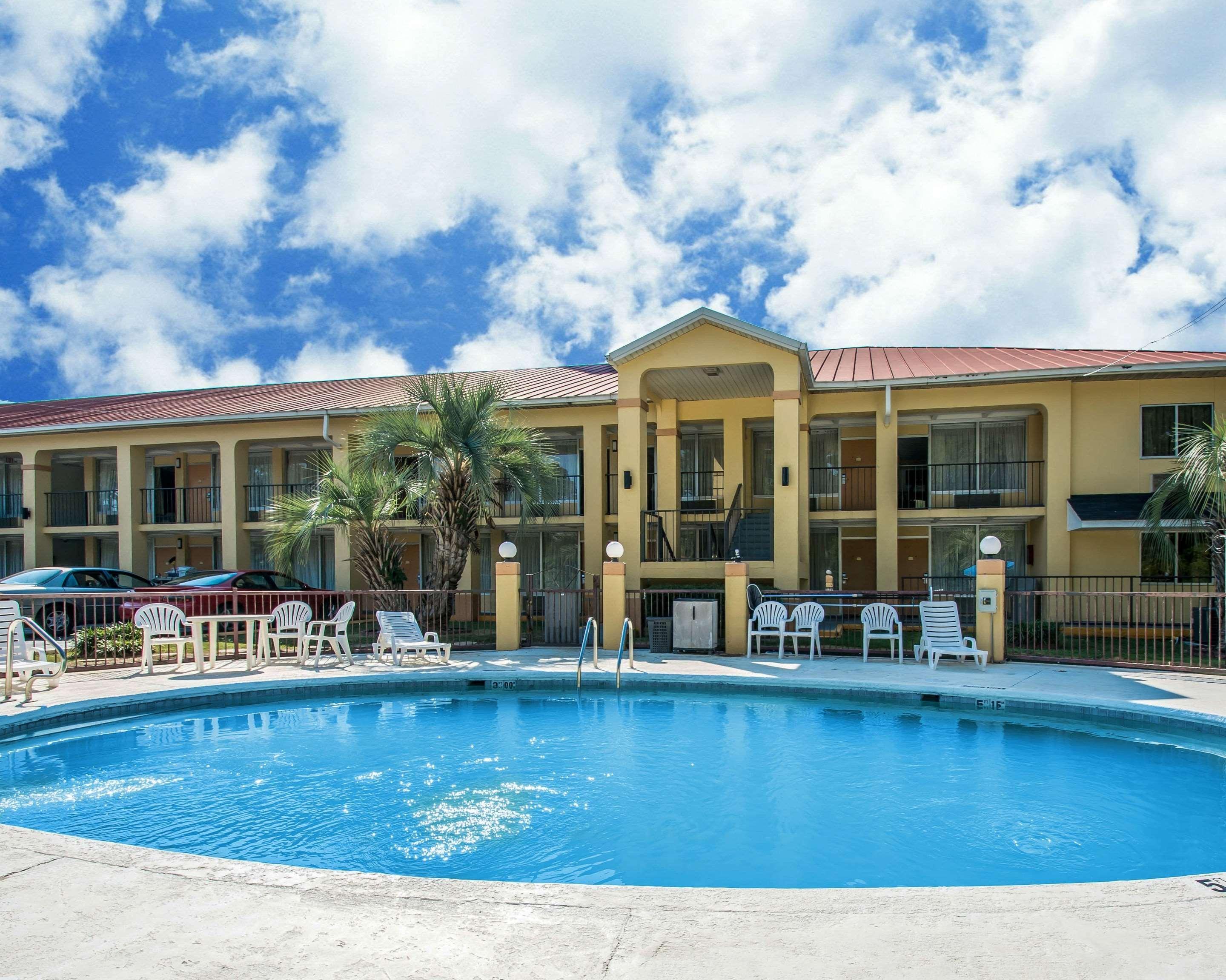 Red Roof Inn Evergreen Exterior foto